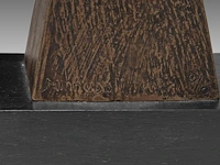 Hubert minnebo (1940), 'een klassering van herinneringen voor de volgende generaties vastgelegd', polished and brown patinated bronze, 0/0, 1995, signed (+) 25.5 x 16 x 7.5 cm. (10.03 x 6.29 x 2.95 in.) - afbeelding 8 van  9