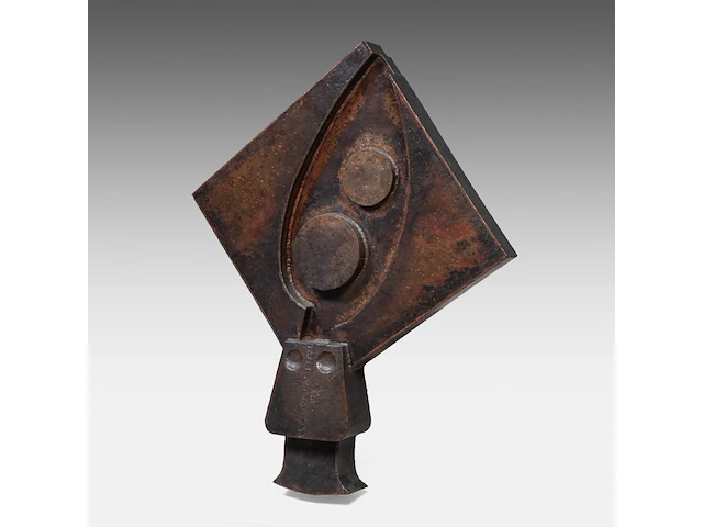 Hubert minnebo (1940), 'even voor de volledige maaneclips', relief, polished and brown patinated copper, 2003 (+) 90 x 72 x 11 cm. (35.42 x 28.35 x 4.33 in.) - afbeelding 2 van  4