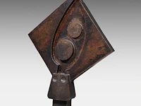 Hubert minnebo (1940), 'even voor de volledige maaneclips', relief, polished and brown patinated copper, 2003 (+) 90 x 72 x 11 cm. (35.42 x 28.35 x 4.33 in.) - afbeelding 2 van  4