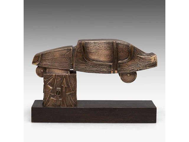 Hubert minnebo (1940), 'hij overzag de wegen die hij had afgelegd', polished and brown patinated bronze, 1987 (+) 17 x 9.5 x 32 cm. (6.69 x 3.74 x 12.59 in.) - afbeelding 1 van  7