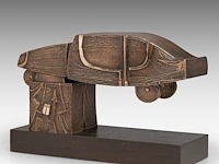 Hubert minnebo (1940), 'hij overzag de wegen die hij had afgelegd', polished and brown patinated bronze, 1987 (+) 17 x 9.5 x 32 cm. (6.69 x 3.74 x 12.59 in.) - afbeelding 2 van  7