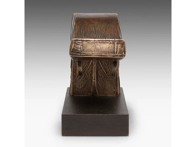 Hubert minnebo (1940), 'hij overzag de wegen die hij had afgelegd', polished and brown patinated bronze, 1987 (+) 17 x 9.5 x 32 cm. (6.69 x 3.74 x 12.59 in.) - afbeelding 4 van  7
