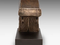 Hubert minnebo (1940), 'hij overzag de wegen die hij had afgelegd', polished and brown patinated bronze, 1987 (+) 17 x 9.5 x 32 cm. (6.69 x 3.74 x 12.59 in.) - afbeelding 4 van  7