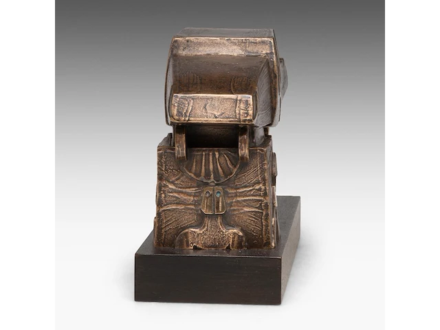 Hubert minnebo (1940), 'hij overzag de wegen die hij had afgelegd', polished and brown patinated bronze, 1987 (+) 17 x 9.5 x 32 cm. (6.69 x 3.74 x 12.59 in.) - afbeelding 6 van  7
