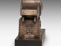 Hubert minnebo (1940), 'hij overzag de wegen die hij had afgelegd', polished and brown patinated bronze, 1987 (+) 17 x 9.5 x 32 cm. (6.69 x 3.74 x 12.59 in.) - afbeelding 6 van  7