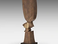 Hubert minnebo (1940), 'hij vond beschutting onder de vleugels van zijn eigen dromen', polished and brown patinated bronze, 0/0, signed (+) 44 x 14 x 10 cm. (17.32 x 5.50 x 3.94 in.) - afbeelding 2 van  8