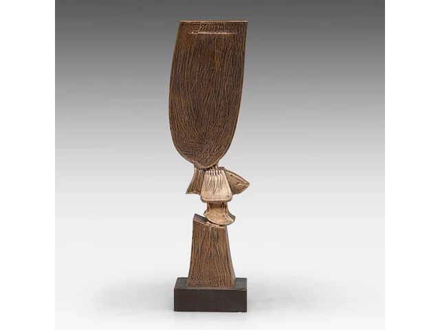 Hubert minnebo (1940), 'hij vond beschutting onder de vleugels van zijn eigen dromen', polished and brown patinated bronze, 0/0, signed (+) 44 x 14 x 10 cm. (17.32 x 5.50 x 3.94 in.) - afbeelding 4 van  8