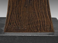 Hubert minnebo (1940), 'hij vond beschutting onder de vleugels van zijn eigen dromen', polished and brown patinated bronze, 0/0, signed (+) 44 x 14 x 10 cm. (17.32 x 5.50 x 3.94 in.) - afbeelding 6 van  8