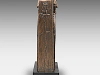Hubert minnebo (1940), 'hun siddha, verloste ziel, is duidelijk waarneembaar', polished and brown patinated bronze, 1/1, 2017, signed (+) 29.5 x 29 x 6 cm. (11.60 x 11.41 x 2.35 in.) - afbeelding 3 van  8