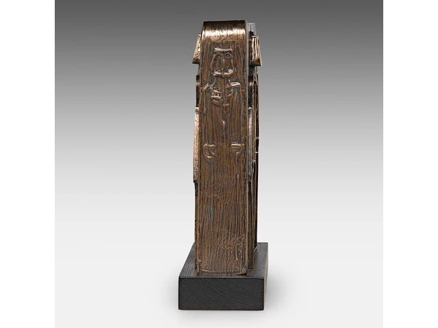 Hubert minnebo (1940), 'hun siddha, verloste ziel, is duidelijk waarneembaar', polished and brown patinated bronze, 1/1, 2017, signed (+) 29.5 x 29 x 6 cm. (11.60 x 11.41 x 2.35 in.) - afbeelding 5 van  8