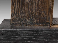 Hubert minnebo (1940), 'hun siddha, verloste ziel, is duidelijk waarneembaar', polished and brown patinated bronze, 1/1, 2017, signed (+) 29.5 x 29 x 6 cm. (11.60 x 11.41 x 2.35 in.) - afbeelding 7 van  8