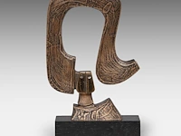 Hubert minnebo (1940), 'in bescherming', polished and brown patinated bronze, 0/0, signed (+) 26 x 18 x 6 cm. (10.24 x 7.08 x 2.35 in.)