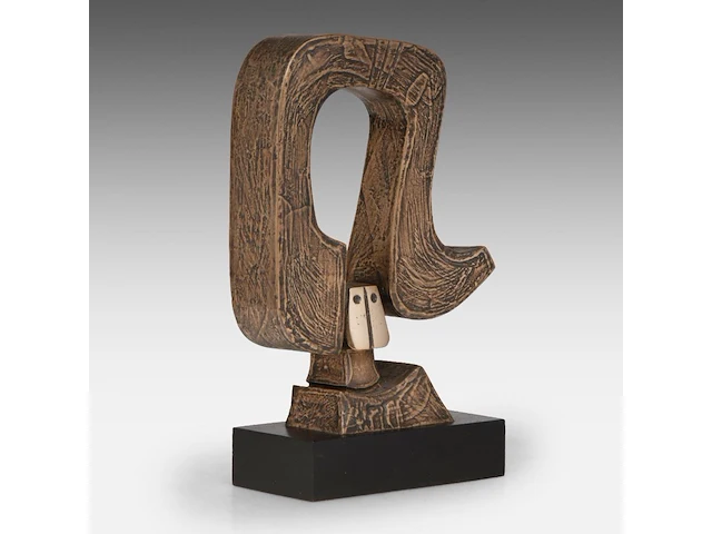 Hubert minnebo (1940), 'in bescherming', polished and brown patinated bronze, 0/0, signed (+) 26 x 18 x 6 cm. (10.24 x 7.08 x 2.35 in.) - afbeelding 2 van  7