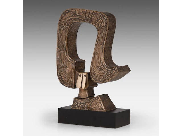 Hubert minnebo (1940), 'in bescherming', polished and brown patinated bronze, 0/0, signed (+) 26 x 18 x 6 cm. (10.24 x 7.08 x 2.35 in.) - afbeelding 6 van  7