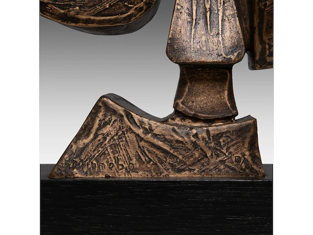 Hubert minnebo (1940), 'in bescherming', polished and brown patinated bronze, 0/0, signed (+) 26 x 18 x 6 cm. (10.24 x 7.08 x 2.35 in.) - afbeelding 7 van  7