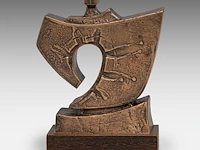 Hubert minnebo (1940), 'met een grijpgrage beweging', polished and brown patinated bronze, 0/0, 1984, signed (+) 18.5 x 15 x 6 cm. (7.28 x 5.91 x 2.35 in.)