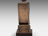 Hubert minnebo (1940), 'met een grijpgrage beweging', polished and brown patinated bronze, 0/0, 1984, signed (+) 18.5 x 15 x 6 cm. (7.28 x 5.91 x 2.35 in.) - afbeelding 3 van  8