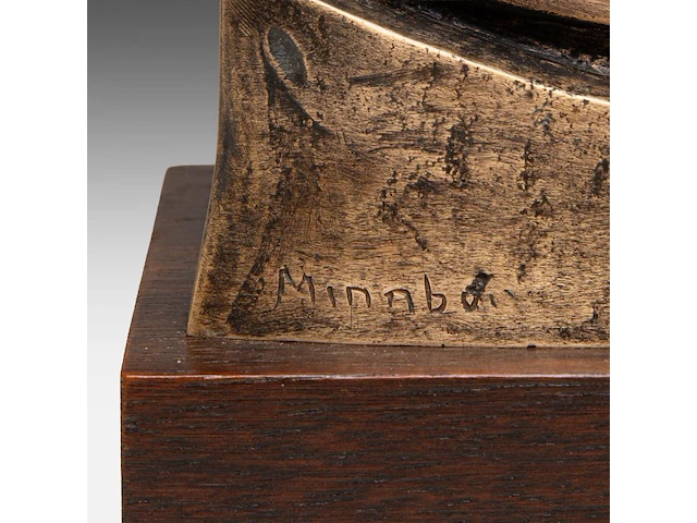 Hubert minnebo (1940), 'met een grijpgrage beweging', polished and brown patinated bronze, 0/0, 1984, signed (+) 18.5 x 15 x 6 cm. (7.28 x 5.91 x 2.35 in.) - afbeelding 7 van  8