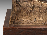 Hubert minnebo (1940), 'met een grijpgrage beweging', polished and brown patinated bronze, 0/0, 1984, signed (+) 18.5 x 15 x 6 cm. (7.28 x 5.91 x 2.35 in.) - afbeelding 7 van  8