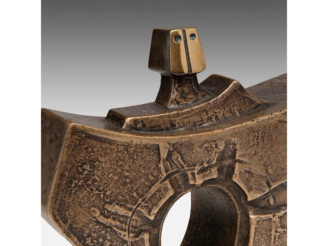Hubert minnebo (1940), 'met een grijpgrage beweging', polished and brown patinated bronze, 0/0, 1984, signed (+) 18.5 x 15 x 6 cm. (7.28 x 5.91 x 2.35 in.) - afbeelding 8 van  8