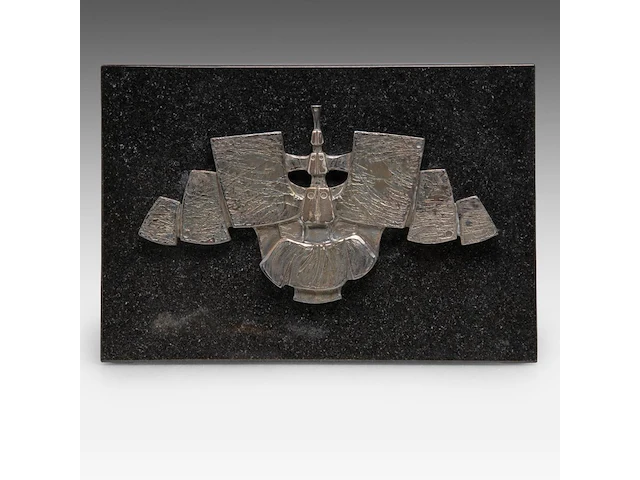 Hubert minnebo (1940), 'toen onderstreepte hij zijn zekerheden', silver on a marble pedestal, 1/1, 1996, signed (+) 15.5 x 28 x 1.5 cm. (6.09 x 11.01 x 0.59 in.) - afbeelding 1 van  6