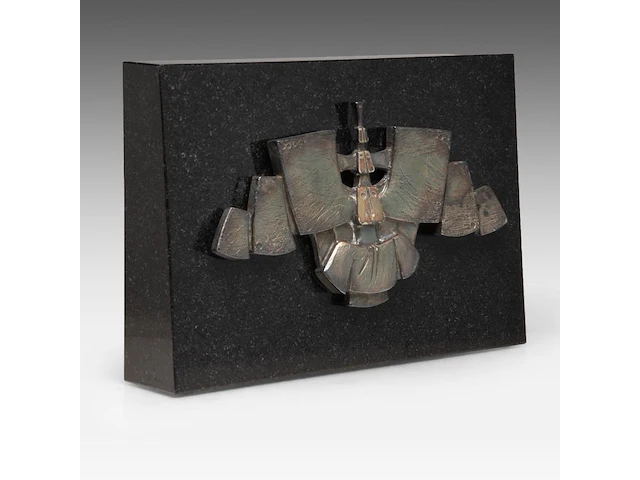 Hubert minnebo (1940), 'toen onderstreepte hij zijn zekerheden', silver on a marble pedestal, 1/1, 1996, signed (+) 15.5 x 28 x 1.5 cm. (6.09 x 11.01 x 0.59 in.) - afbeelding 2 van  6