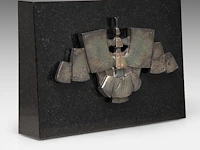 Hubert minnebo (1940), 'toen onderstreepte hij zijn zekerheden', silver on a marble pedestal, 1/1, 1996, signed (+) 15.5 x 28 x 1.5 cm. (6.09 x 11.01 x 0.59 in.) - afbeelding 2 van  6