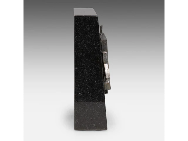 Hubert minnebo (1940), 'toen onderstreepte hij zijn zekerheden', silver on a marble pedestal, 1/1, 1996, signed (+) 15.5 x 28 x 1.5 cm. (6.09 x 11.01 x 0.59 in.) - afbeelding 3 van  6