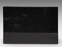 Hubert minnebo (1940), 'toen onderstreepte hij zijn zekerheden', silver on a marble pedestal, 1/1, 1996, signed (+) 15.5 x 28 x 1.5 cm. (6.09 x 11.01 x 0.59 in.) - afbeelding 4 van  6