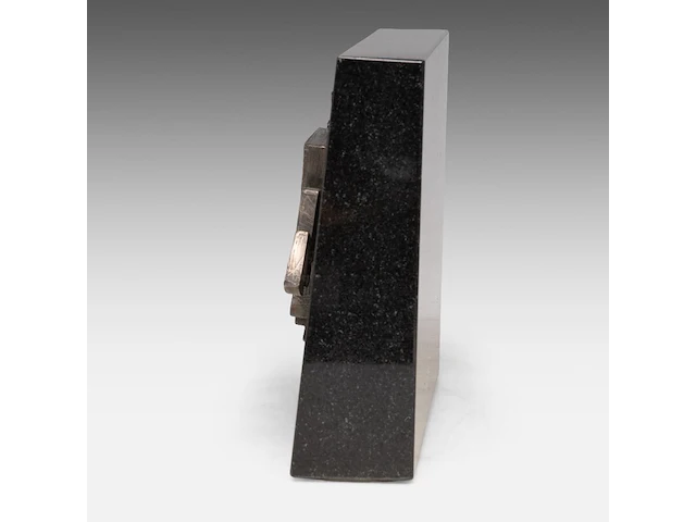 Hubert minnebo (1940), 'toen onderstreepte hij zijn zekerheden', silver on a marble pedestal, 1/1, 1996, signed (+) 15.5 x 28 x 1.5 cm. (6.09 x 11.01 x 0.59 in.) - afbeelding 5 van  6