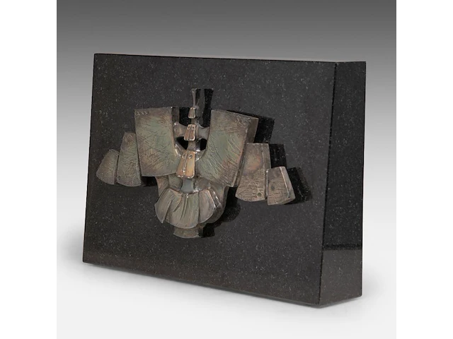 Hubert minnebo (1940), 'toen onderstreepte hij zijn zekerheden', silver on a marble pedestal, 1/1, 1996, signed (+) 15.5 x 28 x 1.5 cm. (6.09 x 11.01 x 0.59 in.) - afbeelding 6 van  6