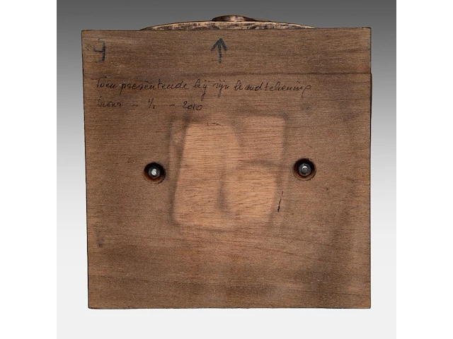 Hubert minnebo (1940), 'toen presenteerde hij zijn handtekening', polished and brown patinated bronze, 1/1, 2010, signed (+) 37 x 26 x 26 cm. (14.57 x 10.24 x 10.24 in.) - afbeelding 2 van  10