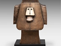 Hubert minnebo (1940), 'toen presenteerde hij zijn handtekening', polished and brown patinated bronze, 1/1, 2010, signed (+) 37 x 26 x 26 cm. (14.57 x 10.24 x 10.24 in.)