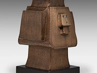 Hubert minnebo (1940), 'toen presenteerde hij zijn handtekening', polished and brown patinated bronze, 1/1, 2010, signed (+) 37 x 26 x 26 cm. (14.57 x 10.24 x 10.24 in.) - afbeelding 3 van  10