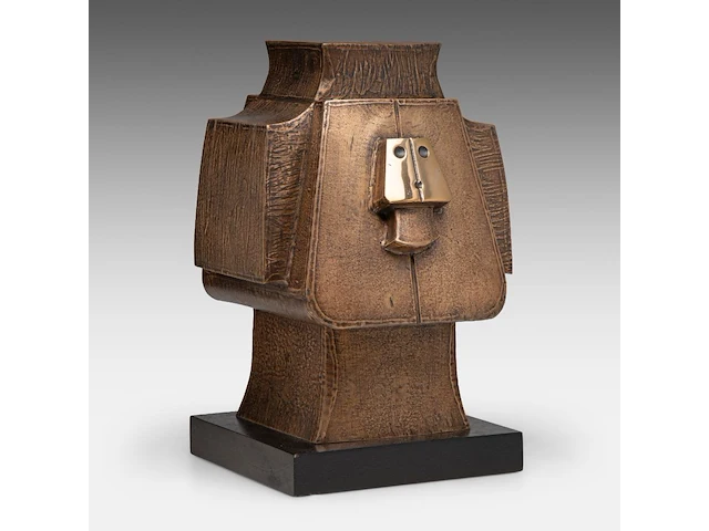 Hubert minnebo (1940), 'toen presenteerde hij zijn handtekening', polished and brown patinated bronze, 1/1, 2010, signed (+) 37 x 26 x 26 cm. (14.57 x 10.24 x 10.24 in.) - afbeelding 4 van  10