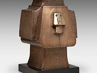 Hubert minnebo (1940), 'toen presenteerde hij zijn handtekening', polished and brown patinated bronze, 1/1, 2010, signed (+) 37 x 26 x 26 cm. (14.57 x 10.24 x 10.24 in.) - afbeelding 4 van  10