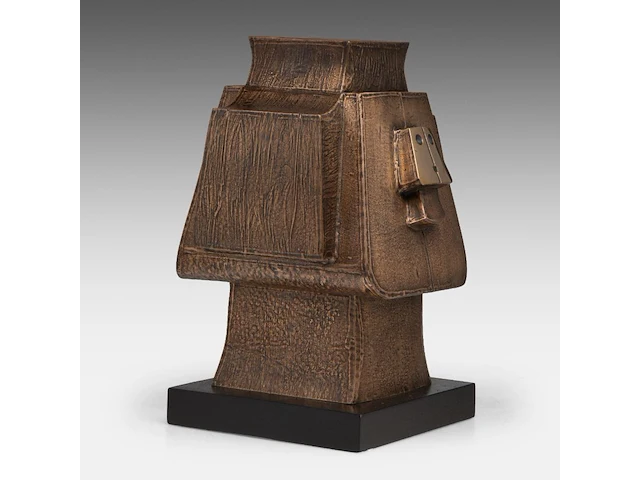 Hubert minnebo (1940), 'toen presenteerde hij zijn handtekening', polished and brown patinated bronze, 1/1, 2010, signed (+) 37 x 26 x 26 cm. (14.57 x 10.24 x 10.24 in.) - afbeelding 5 van  10