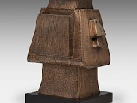 Hubert minnebo (1940), 'toen presenteerde hij zijn handtekening', polished and brown patinated bronze, 1/1, 2010, signed (+) 37 x 26 x 26 cm. (14.57 x 10.24 x 10.24 in.) - afbeelding 5 van  10