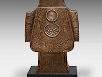 Hubert minnebo (1940), 'toen presenteerde hij zijn handtekening', polished and brown patinated bronze, 1/1, 2010, signed (+) 37 x 26 x 26 cm. (14.57 x 10.24 x 10.24 in.) - afbeelding 7 van  10