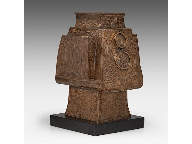 Hubert minnebo (1940), 'toen presenteerde hij zijn handtekening', polished and brown patinated bronze, 1/1, 2010, signed (+) 37 x 26 x 26 cm. (14.57 x 10.24 x 10.24 in.) - afbeelding 8 van  10