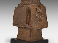 Hubert minnebo (1940), 'toen presenteerde hij zijn handtekening', polished and brown patinated bronze, 1/1, 2010, signed (+) 37 x 26 x 26 cm. (14.57 x 10.24 x 10.24 in.) - afbeelding 8 van  10