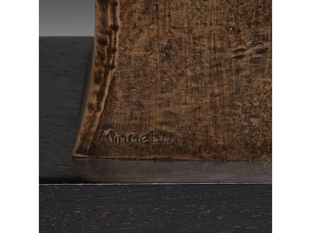 Hubert minnebo (1940), 'toen presenteerde hij zijn handtekening', polished and brown patinated bronze, 1/1, 2010, signed (+) 37 x 26 x 26 cm. (14.57 x 10.24 x 10.24 in.) - afbeelding 10 van  10