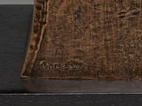 Hubert minnebo (1940), 'toen presenteerde hij zijn handtekening', polished and brown patinated bronze, 1/1, 2010, signed (+) 37 x 26 x 26 cm. (14.57 x 10.24 x 10.24 in.) - afbeelding 10 van  10