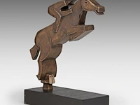 Hubert minnebo (1940), 'toen voelde hij zich één en zwevend', polished and brown patinated bronze, 0/0, 1991 (+) 26.5 x 7 x 23 cm. (10.42 x 2.75 x 9.06 in.) - afbeelding 2 van  7