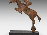 Hubert minnebo (1940), 'toen voelde hij zich één en zwevend', polished and brown patinated bronze, 0/0, 1991 (+) 26.5 x 7 x 23 cm. (10.42 x 2.75 x 9.06 in.) - afbeelding 5 van  7