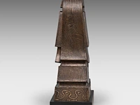 Hubert minnebo (1940), 'van een aanwezigheid gesproken', polished and brown patinated bronze, 1/4, 1993 42 x 23 x 14 cm. (16.53 x 9.06 x 5.50 in.) - afbeelding 5 van  5