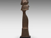 Hubert minnebo (1940), 'vanaf de eerste blik was hij het zeker', polished and brown patinated bronze, 0/0, 1996, signed (+) 35.5 x 7.5 x 6.5 cm. (13.98 x 2.95 x 2.56 in.)
