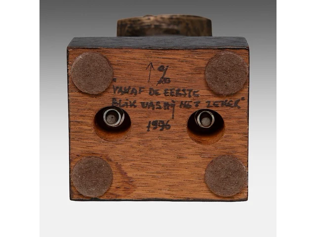 Hubert minnebo (1940), 'vanaf de eerste blik was hij het zeker', polished and brown patinated bronze, 0/0, 1996, signed (+) 35.5 x 7.5 x 6.5 cm. (13.98 x 2.95 x 2.56 in.) - afbeelding 10 van  10