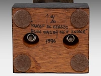 Hubert minnebo (1940), 'vanaf de eerste blik was hij het zeker', polished and brown patinated bronze, 0/0, 1996, signed (+) 35.5 x 7.5 x 6.5 cm. (13.98 x 2.95 x 2.56 in.) - afbeelding 10 van  10