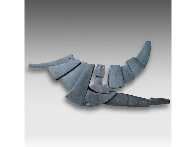 Hubert minnebo (1940), 'vanuit mijn omgeving, een blik van voldoening', hammered, welded and patinated copper, 1981 (+) 180 x 325 x 15 cm. (70.87 x 127.95 x 5.91 in.) - afbeelding 1 van  4